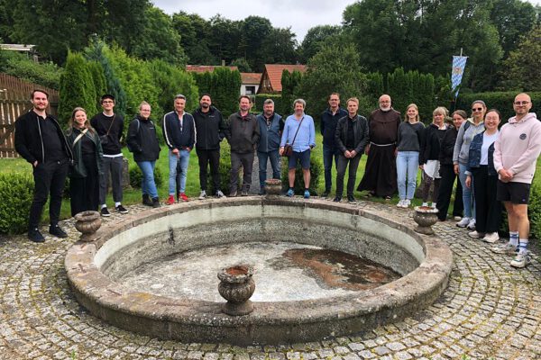 Unser diesjähriger Firmenausflug startete in Würzburg und Gießen mit Ziel Kreuzberg. 
Nach einer gemeinsamen Wanderung erreichten wir die drei Golgatha Kreuze und stärkten uns anschließend im Kloster Kreuzberg bei leckerem Essen und gutem Kreuzbergbier. Die Führung durch Kirche, Sakristei und die Räume der Brüder war beeindruckend. 
Ein großartiger Tag, der unser Gemeinschaftsgefühl stärkte und allen viel Spaß bereitete.