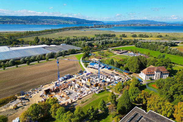 09/24 - Das Bauprojekt des ZfP Reichenau schreitet voran. Der Bau des Untergeschosses aus WU-Beton nähert sich der Fertigstellung, während die Arbeiten am zweigeschossigen Ziegelmauerwerk zügig vorangehen. Die Rohbauarbeiten werden voraussichtlich noch in diesem Winter abgeschlossen – alles inmitten der beeindruckenden Kulisse des Bodensees. Das Team von hjp architekten setzt hier erneut auf höchste Präzision und Qualität.